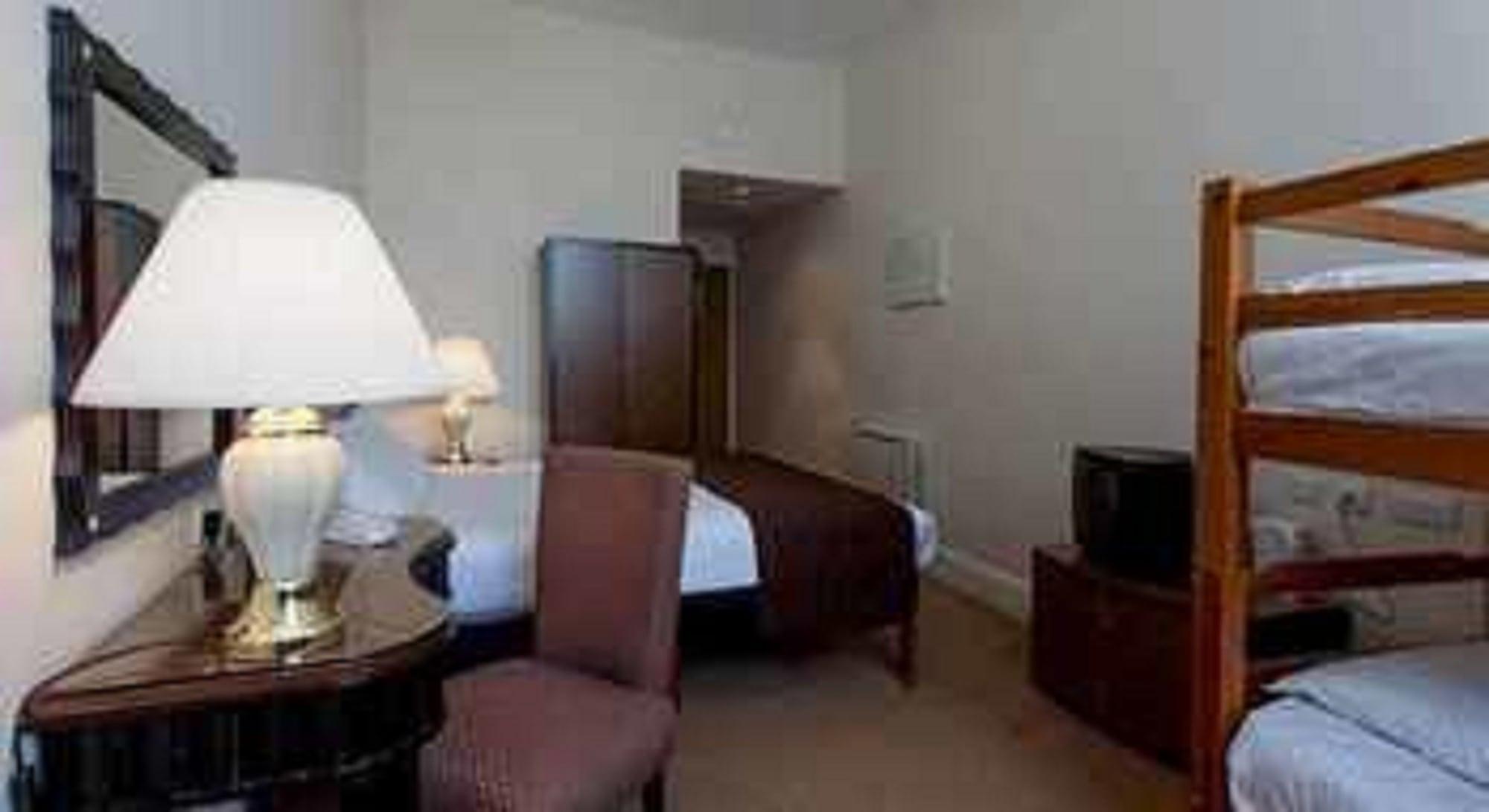 Russ Hill Hotel Crawley  Eksteriør billede