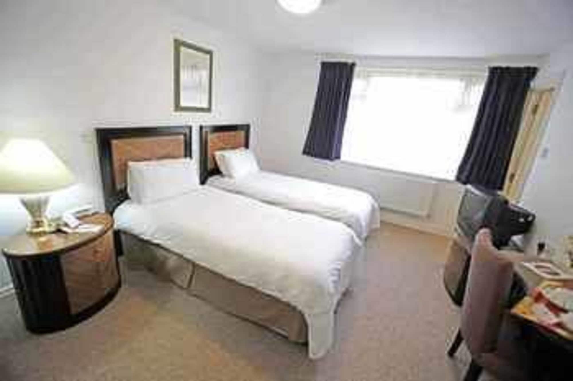 Russ Hill Hotel Charlwood Eksteriør billede